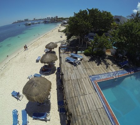Albercas frente al marde agua cristalina Hotel Maya Caribe Faranda Cancún